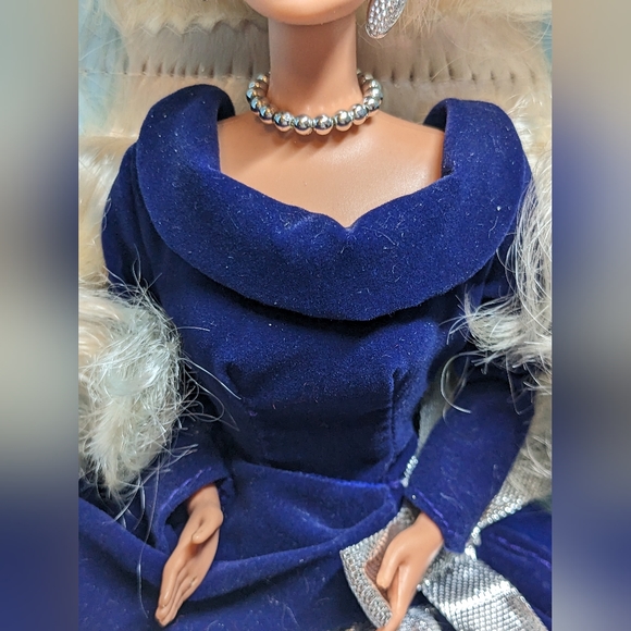 Vintage Avon Winter Velvet Barbie 1995 Rare Very Hard To Find Mattel Unique Rare - Picture 4 of 11